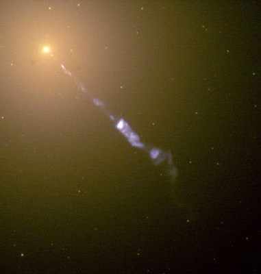 Hubble photograph of a quasar ejecting nearly 5,000 light years from the M87 galaxy (ver fuente)