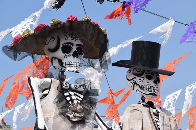 Imagen de esqueletos defilando
de admitrinidad en Pixabay 