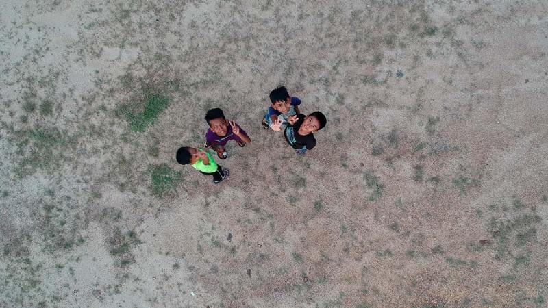 Niños mirando a un dron