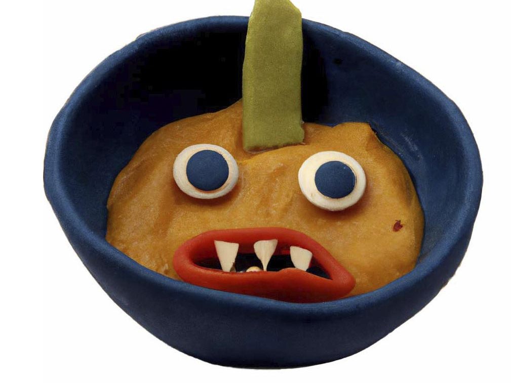 Imagen de un cuenco de sopa que parece un monstruo hecho con plastilima