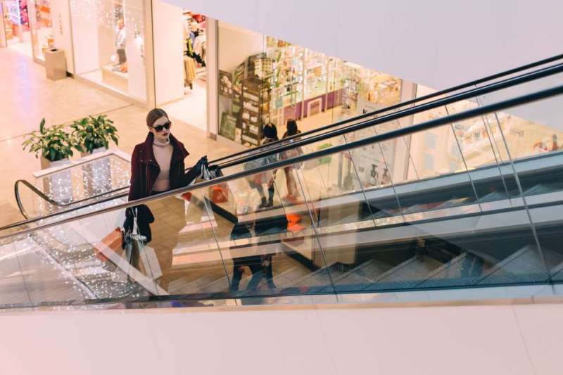 Mujer de compras en un centro comercial