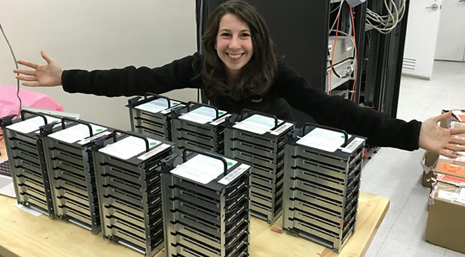 La investigadora Katie Bouman (MIT), que dirigió el desarrolló del algoritmo para obtener la foto del agujero negro con el EHT, posa orgullosa con los discos duros del proyecto